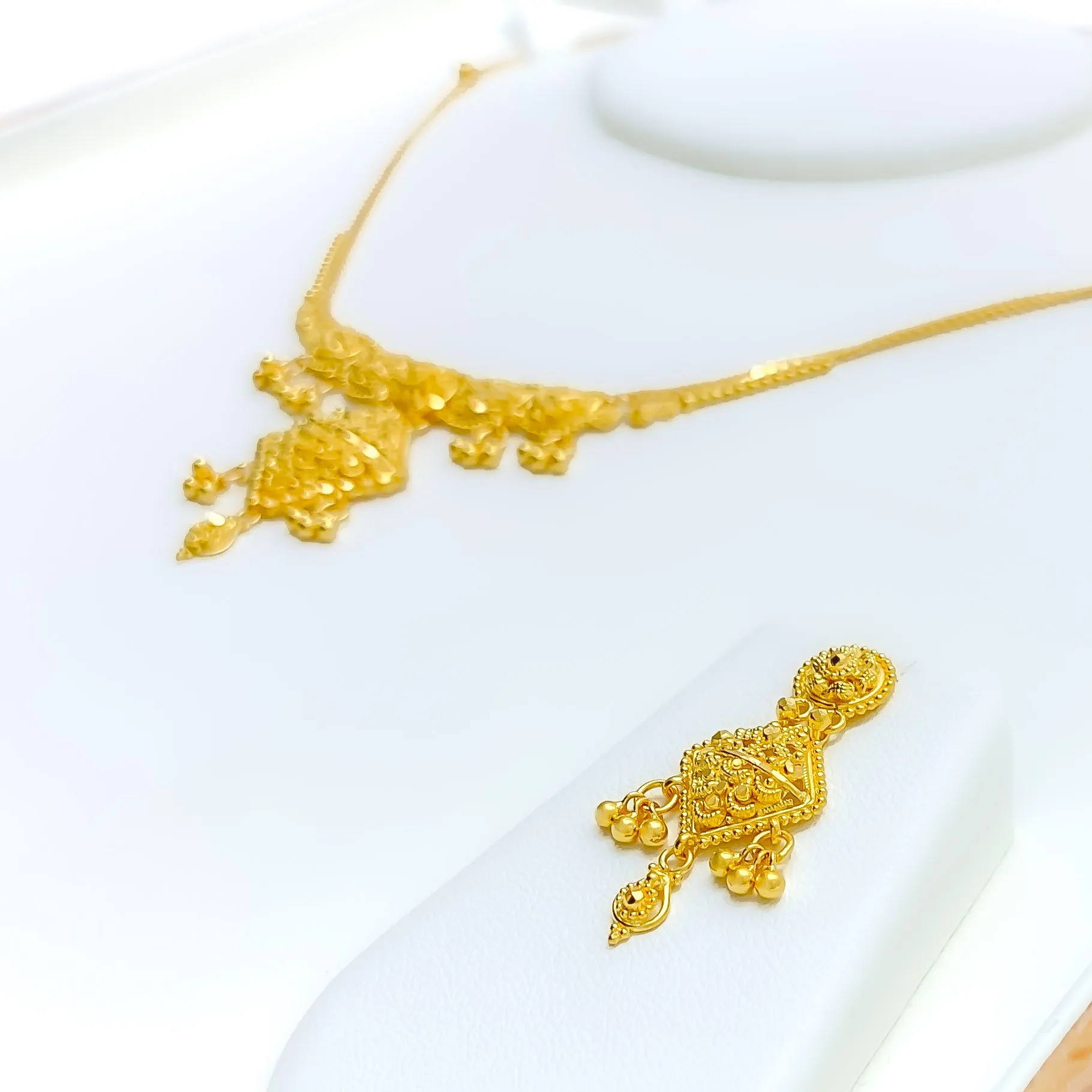 Artistic Leaf Adorned 22k Gold Necklace Set