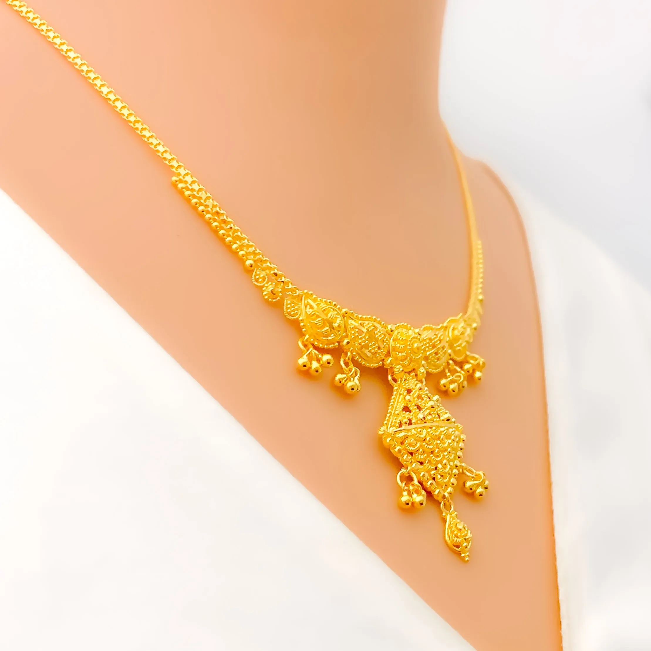 Artistic Leaf Adorned 22k Gold Necklace Set