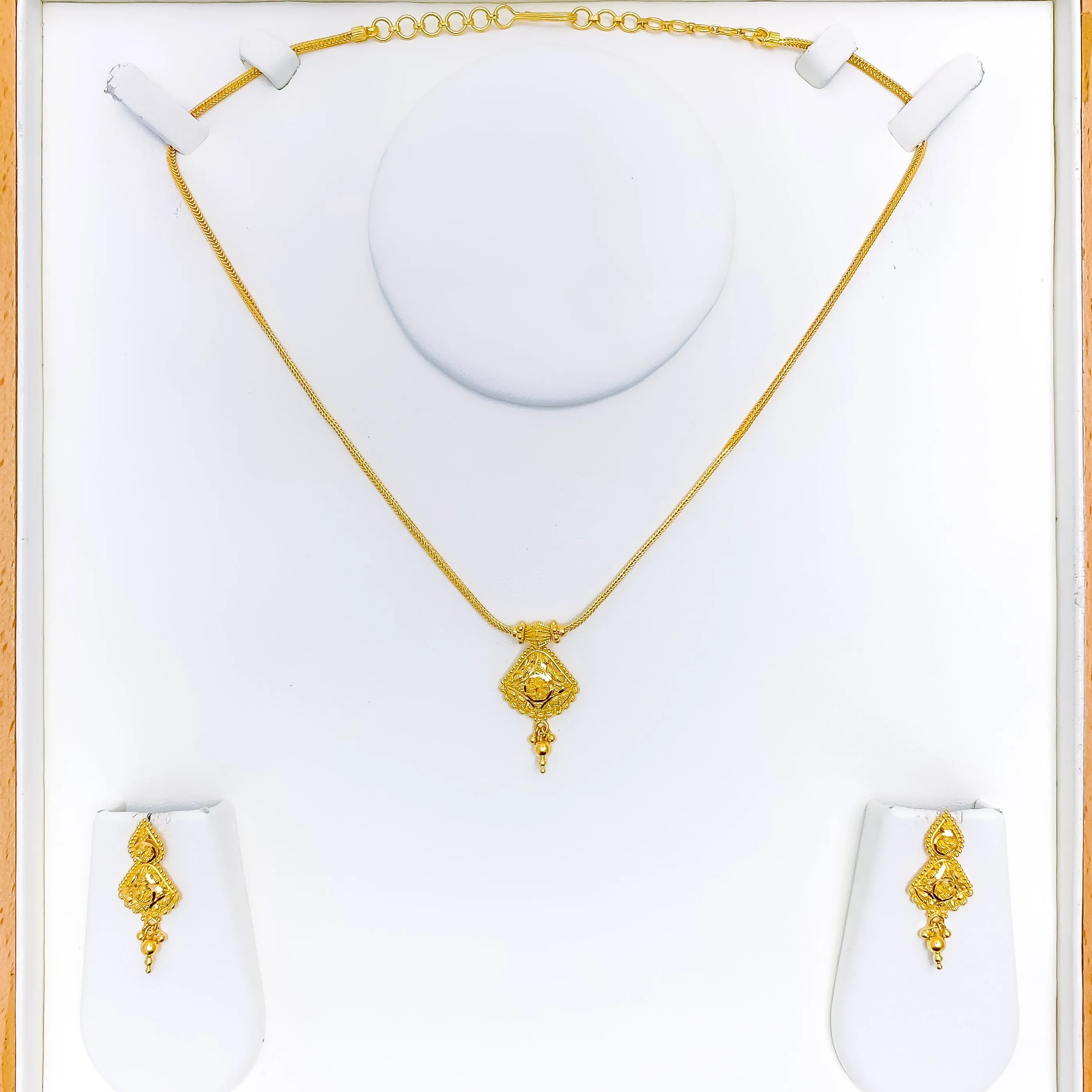 Attractive Flower Accented Necklace Set